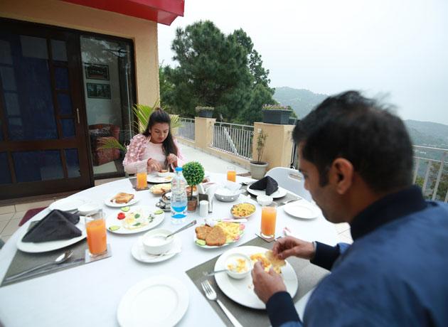 timbuk-too-kasauli-villas-rooms-cottages-resorts-hotels-accommodation-in-kasauli-visitors-having-multi-cuisine