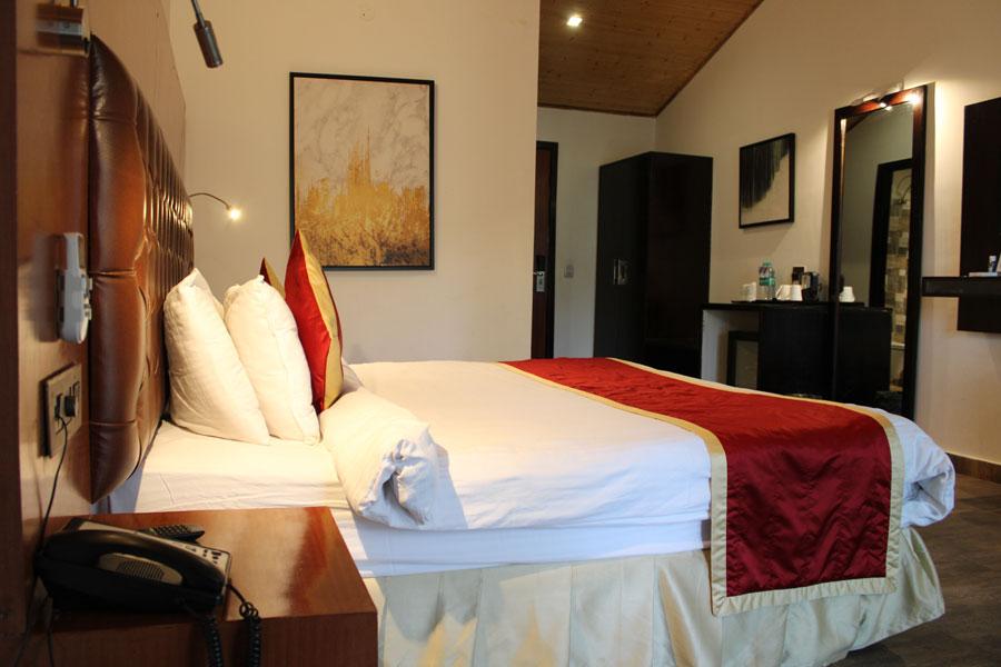 kasauli-hills-resort-deluxe-room-best-accommodation-luxury-hotel-in-kasauli