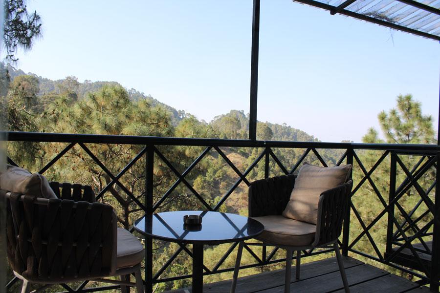 kasauli-hills-resort-deluxe-room-luxury-resort-with-view-in-kasauli