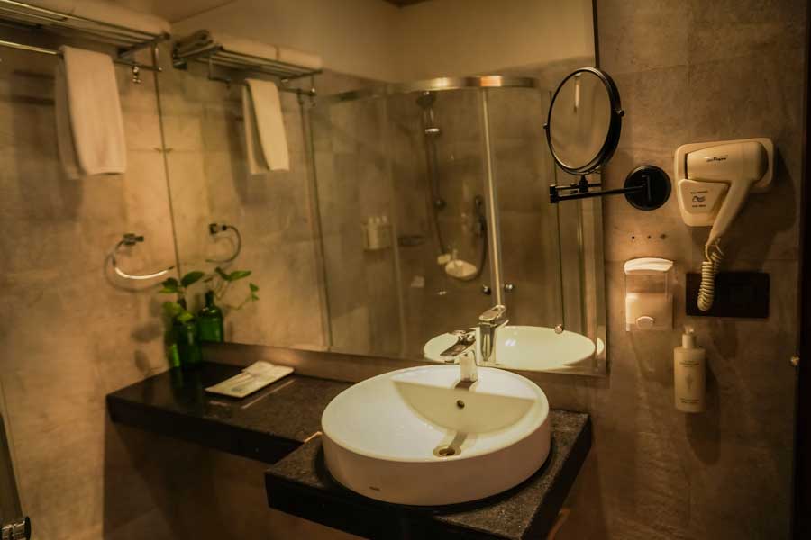 kasauli-hills-resort-deluxe-room-with-luxurious-bathroom