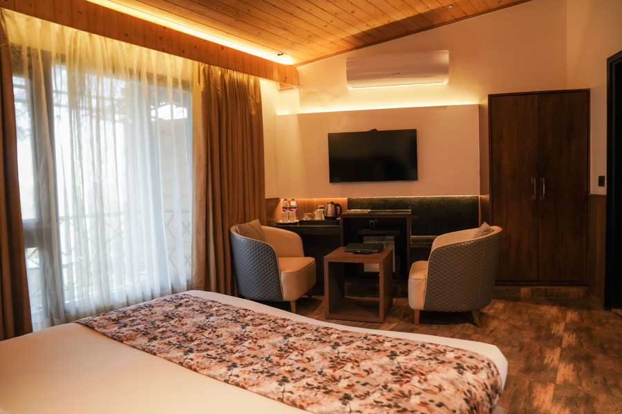 kasauli-hills-resort-deluxe-room-with-luxury-sitting-area