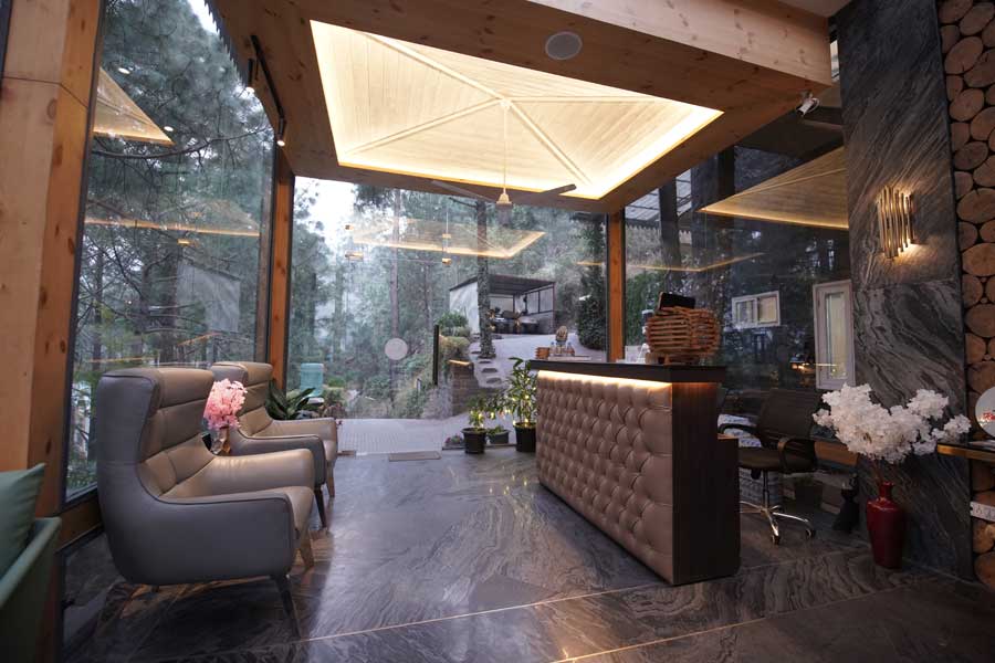 kasauli-hills-resort-luxury-and-spacious-reception-area