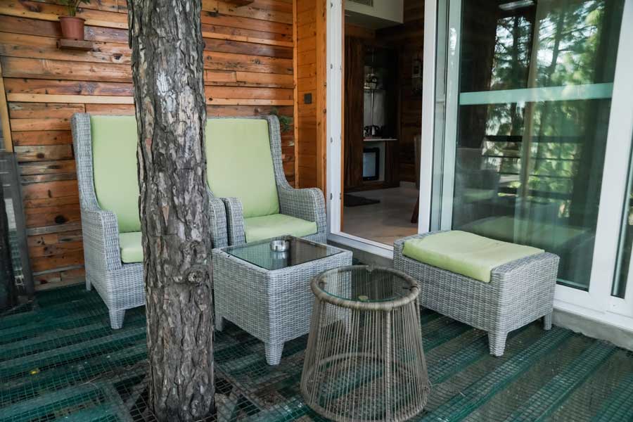 kasauli-hills-resort-premium-cottage-best-luxurious-cottages-and-rooms-balcony-sitting-area-with-view