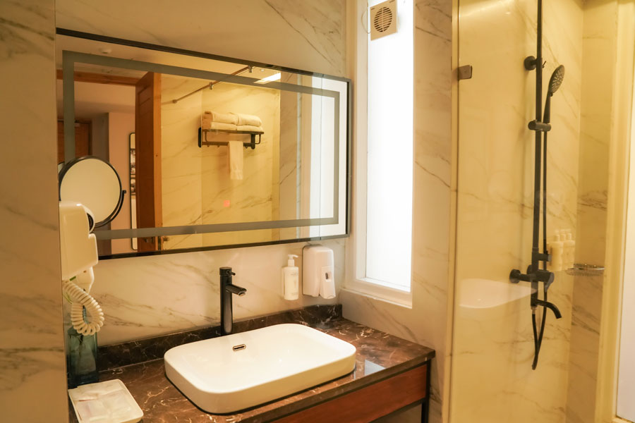 kasauli-hills-resort-premium-duplex-room-spacious-luxury-bathroom