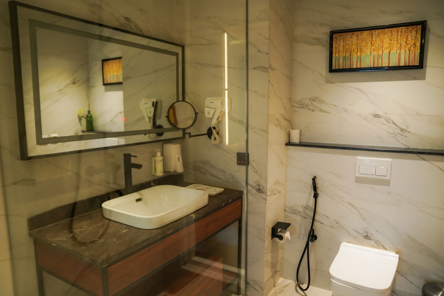 kasauli-hills-resort-premium-room-luxury-bathroom