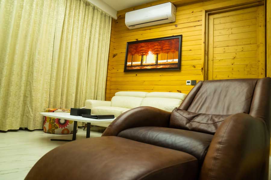 kasauli-hills-resort-queen-suite-book-luxury-rooms-with-spacious-sitting-area