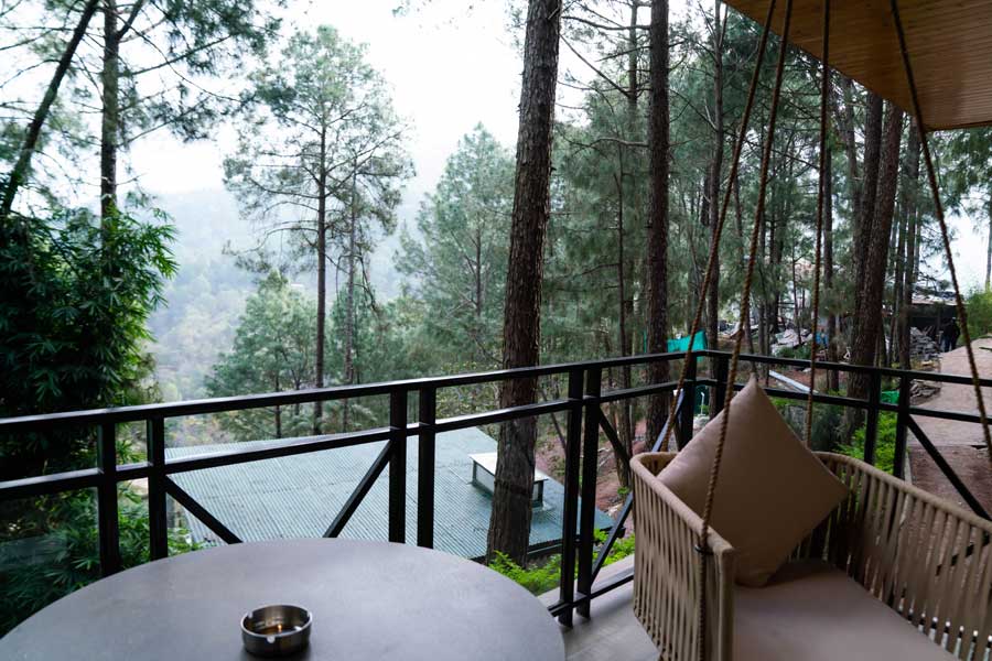 kasauli-hills-resort-queen-suite-luxury-suite-with-private-balcony-and-nature-view