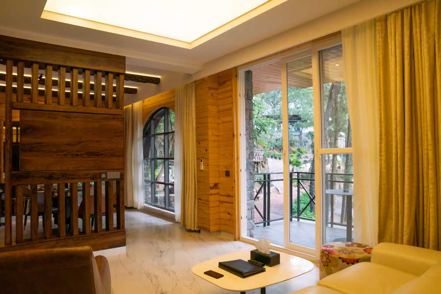 kasauli-hills-resort-queen-suite-spacious-sitting-area-with-nature-view