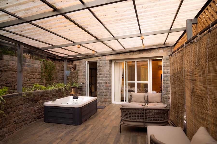 kasauli-hills-resort-queen-suite-with-big-luxurious-private-bathtub