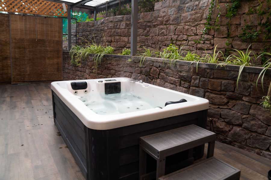 kasauli-hills-resort-queen-suite-with-big-luxury-private-bathtub